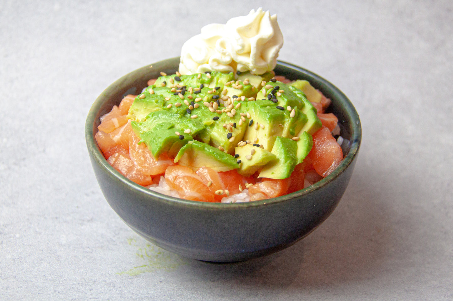 CHIRACHI TARTARE SAUMON AVOCAT CHEESE